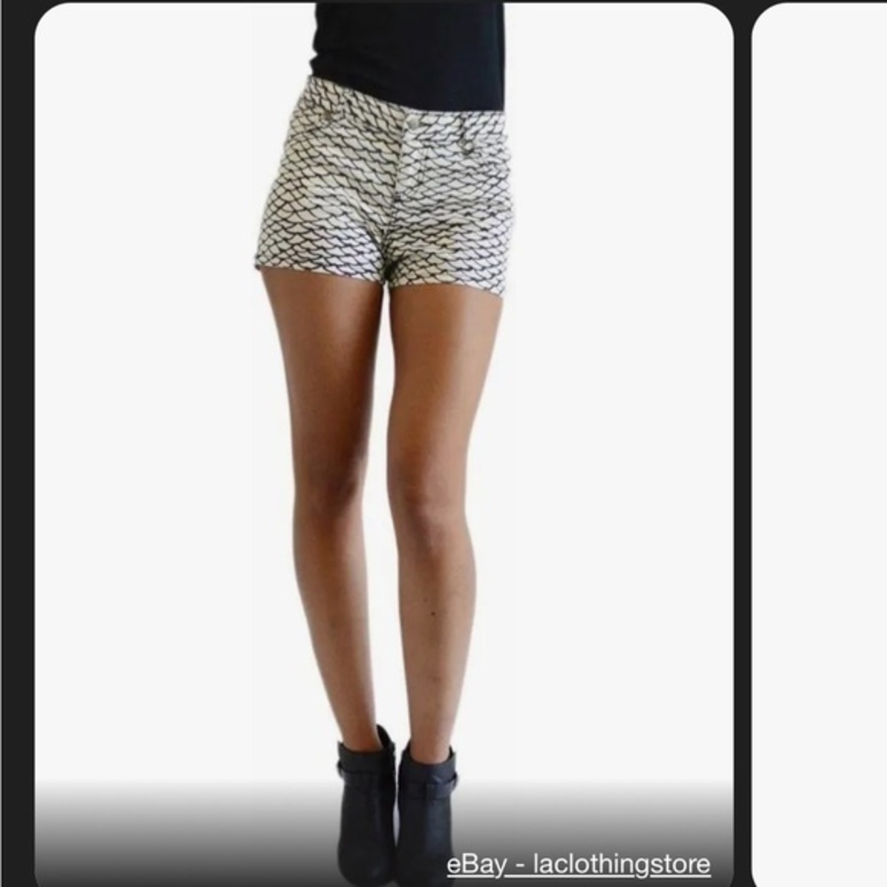 💛Patterned Midrise Black and White Women’s Shorts sz 6